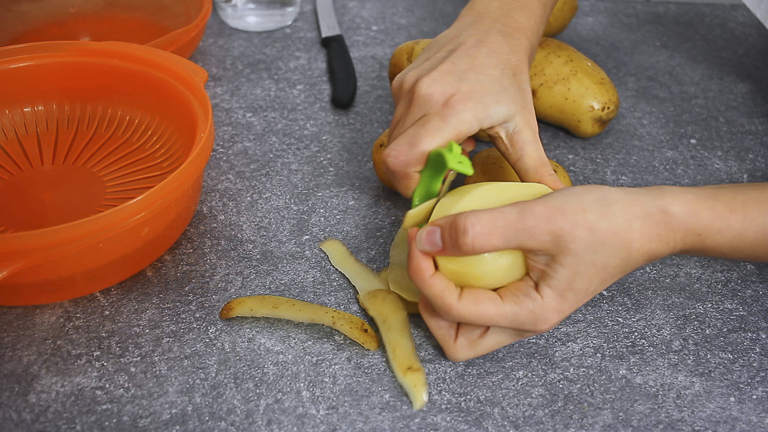 sbucciare-le-patate sbucciare-le-patate