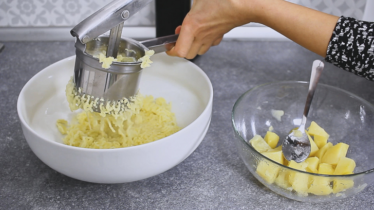 schiacciare-le-patate schiacciare-le-patate