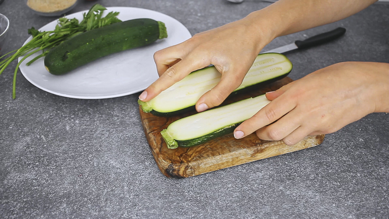 tagliare-le-zucchine-a-meta tagliare-le-zucchine-a-meta