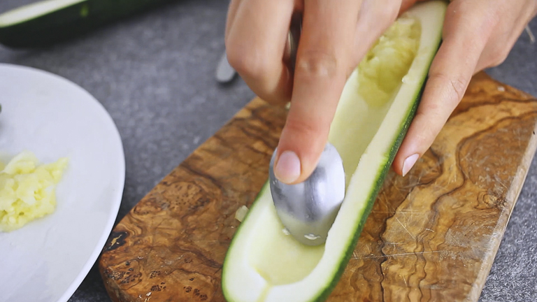 togliere-la-polpa-dalle-zucchine togliere-la-polpa-dalle-zucchine